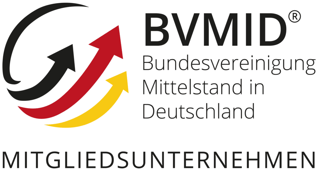 Logo des BVMID mit drei gebogenen Pfeilen in Schwarz, Rot und Gelb, die eine Kreisform bilden. Der Text lautet: BVMID Bundesvereinigung Mittelstand in Deutschland Mitgliedsunternehmen.