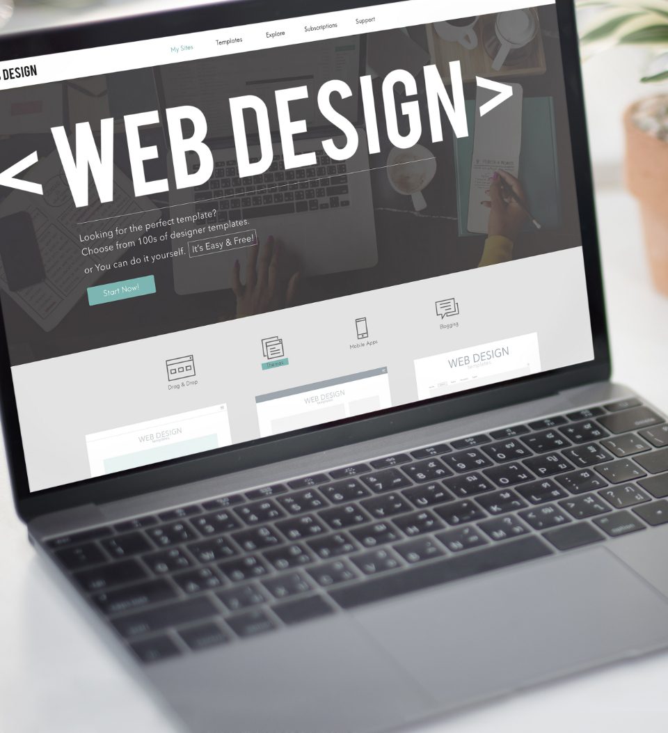 Laptop mit einer Webdesign-Webseite mit der Überschrift <WEBDESIGN>. Der Bildschirm zeigt Optionen für Webdesign-Vorlagen und einen Call-to-Action-Button mit der Aufschrift „Jetzt starten“. Im Hintergrund ist ein unscharfer Arbeitsbereich mit einer Pflanze zu sehen.