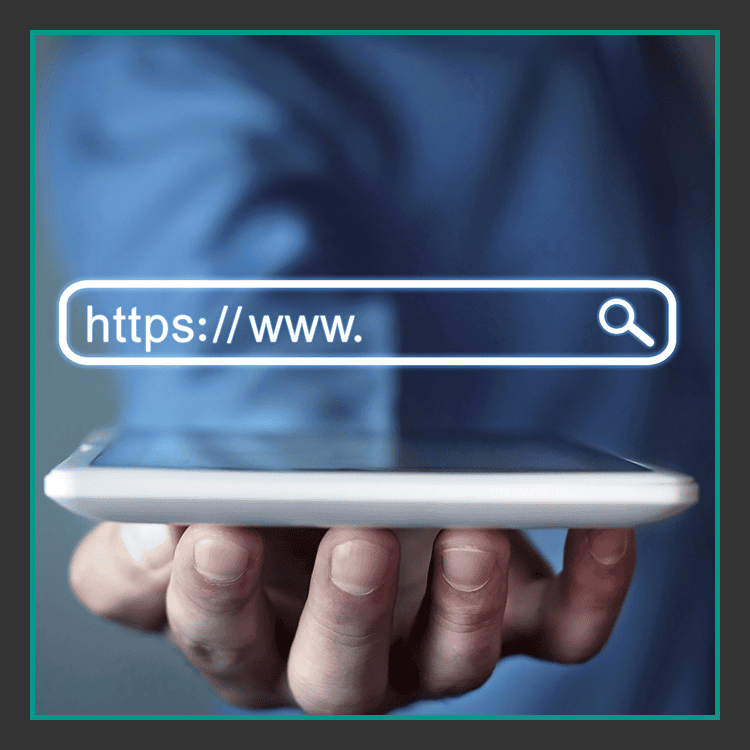 Eine Person in einem blauen Hemd hält ein Smartphone in einer Hand. Über dem Bildschirm schwebt eine leuchtende Suchleiste mit https://www. und zeigt damit an, dass im Internet gesurft wird.