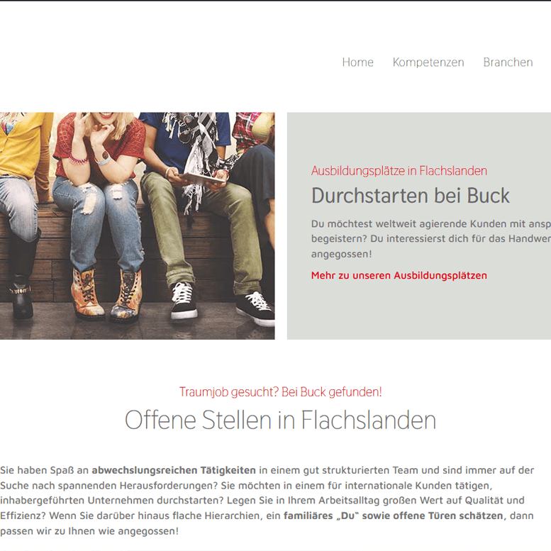 Eine Webseite, auf der oben eine Gruppe junger Leute auf einer Bank sitzt. Darunter gibt es einen Text über Ausbildungs- und Berufsmöglichkeiten bei Buck in Flachslanden, der spannende Aufgaben, flache Hierarchien und eine offene Tür hervorhebt.