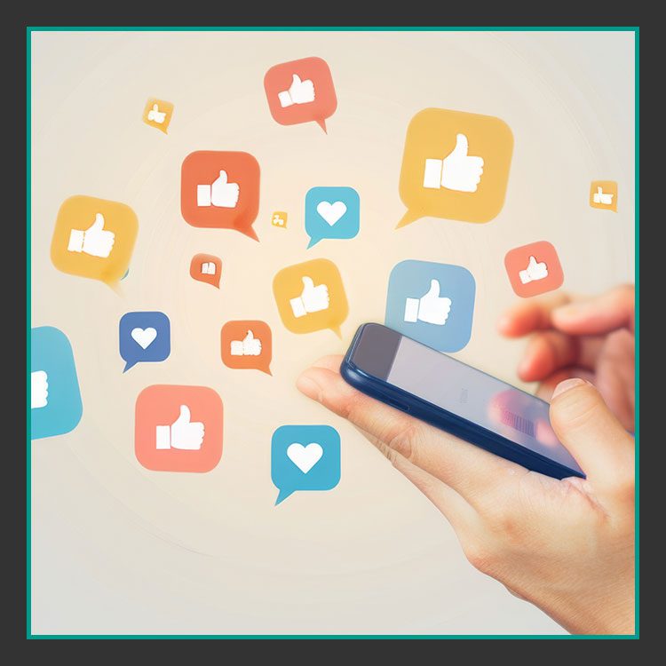 Eine Person hält ein Smartphone in den Händen. Verschiedene bunte Sprechblasen schweben umher und zeigen Like- und Herz-Symbole. Der Hintergrund ist ein sanfter Farbverlauf, der an die Interaktion in sozialen Medien erinnert.
