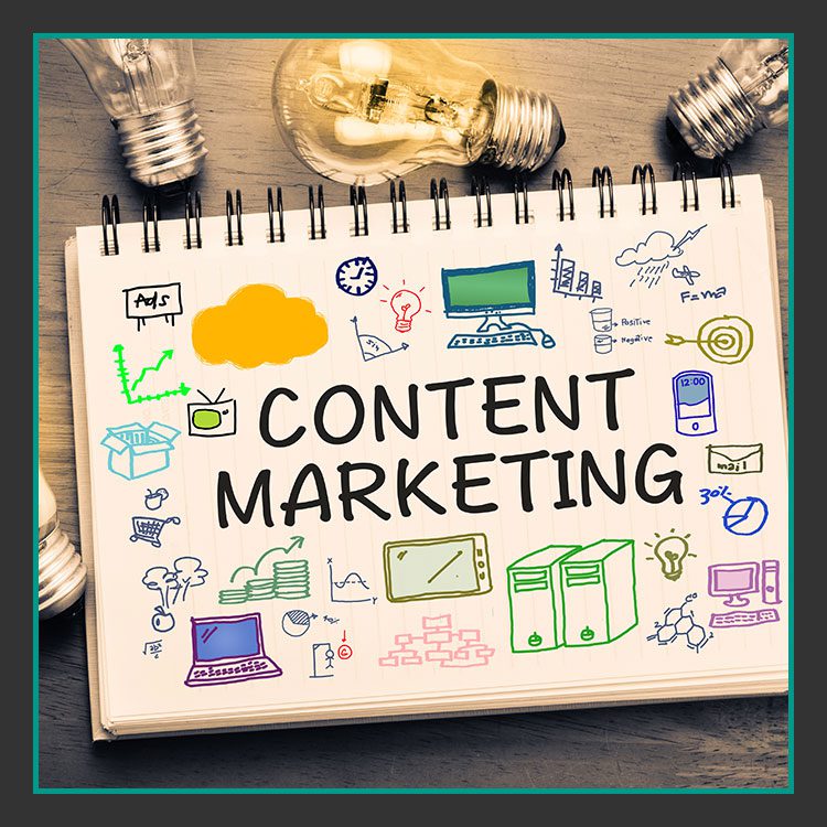 Ein Notizbuch mit der Aufschrift „Content Marketing“, umgeben von farbenfrohen Skizzen von Diagrammen, Computern, Glühbirnen und Wolkensymbolen, die verschiedene Aspekte des digitalen Marketings symbolisieren.