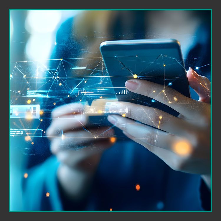 Eine Person hält ein Smartphone. Abstrakte digitale Grafiken und Netzwerke überlagern das Bild und symbolisieren Technologie und Konnektivität. Der Hintergrund ist mit einem blauen Farbton verschwommen, was eine futuristische Atmosphäre erzeugt.