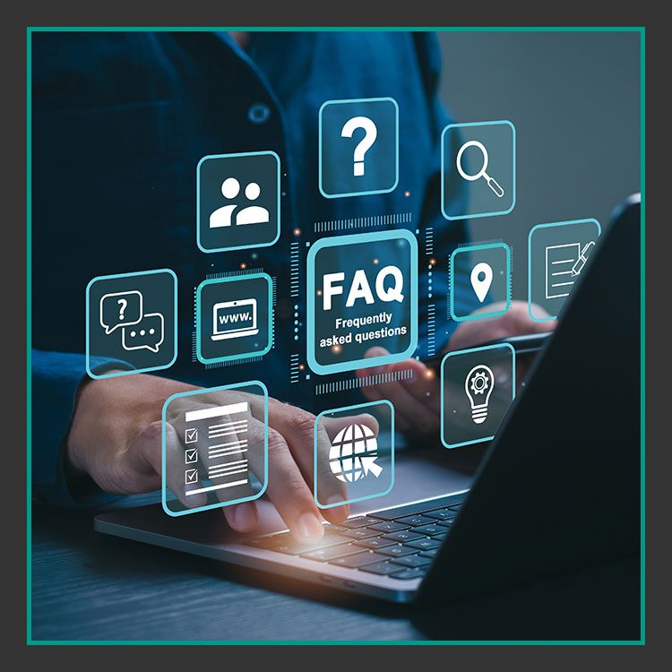 Person tippt auf einem Laptop mit schwebenden digitalen Symbolen, darunter ein FAQ-Feld, ein Globus, eine Lupe, ein Chat und Benutzersymbole, die Online-Informationen und -Support vorschlagen.