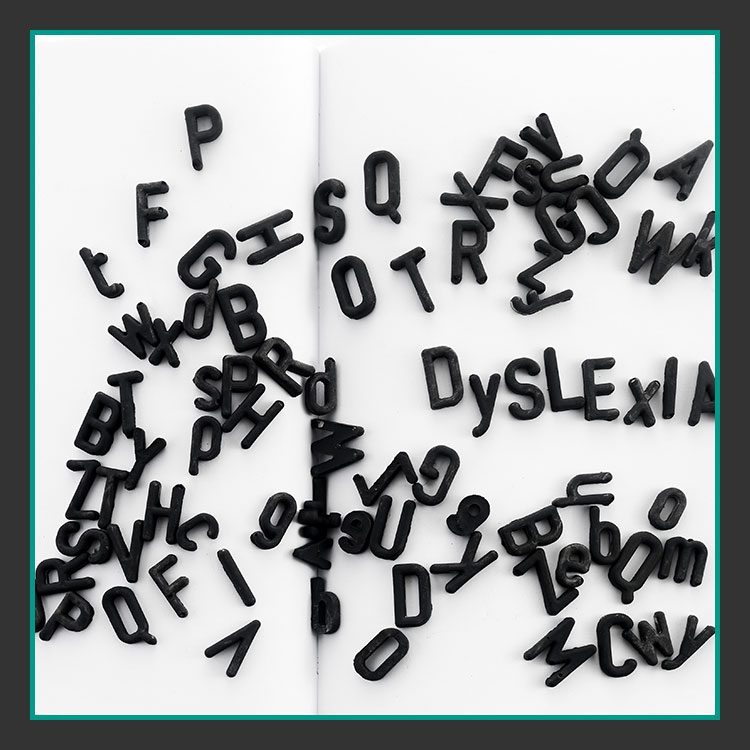 Verstreute schwarze Buchstaben auf weißem Papier bedeuten „Legasthenie“. Andere Buchstaben sind auf der Oberfläche verstreut und suggerieren Verwirrung und Desorganisation, was die mit Legasthenie verbundenen Herausforderungen symbolisiert.