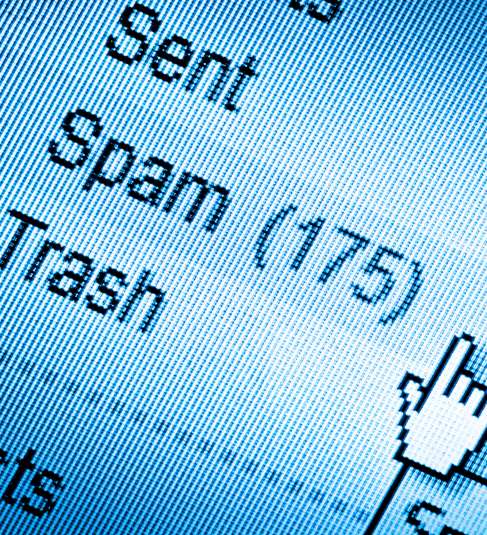Ein Computerbildschirm zeigt eine Nahaufnahme eines E-Mail-Posteingangs mit dem Wort Spam und der Zahl 175 in Klammern, daneben ein Cursor-Hand-Symbol, das auf die E-Mail-Ordnerliste zeigt.