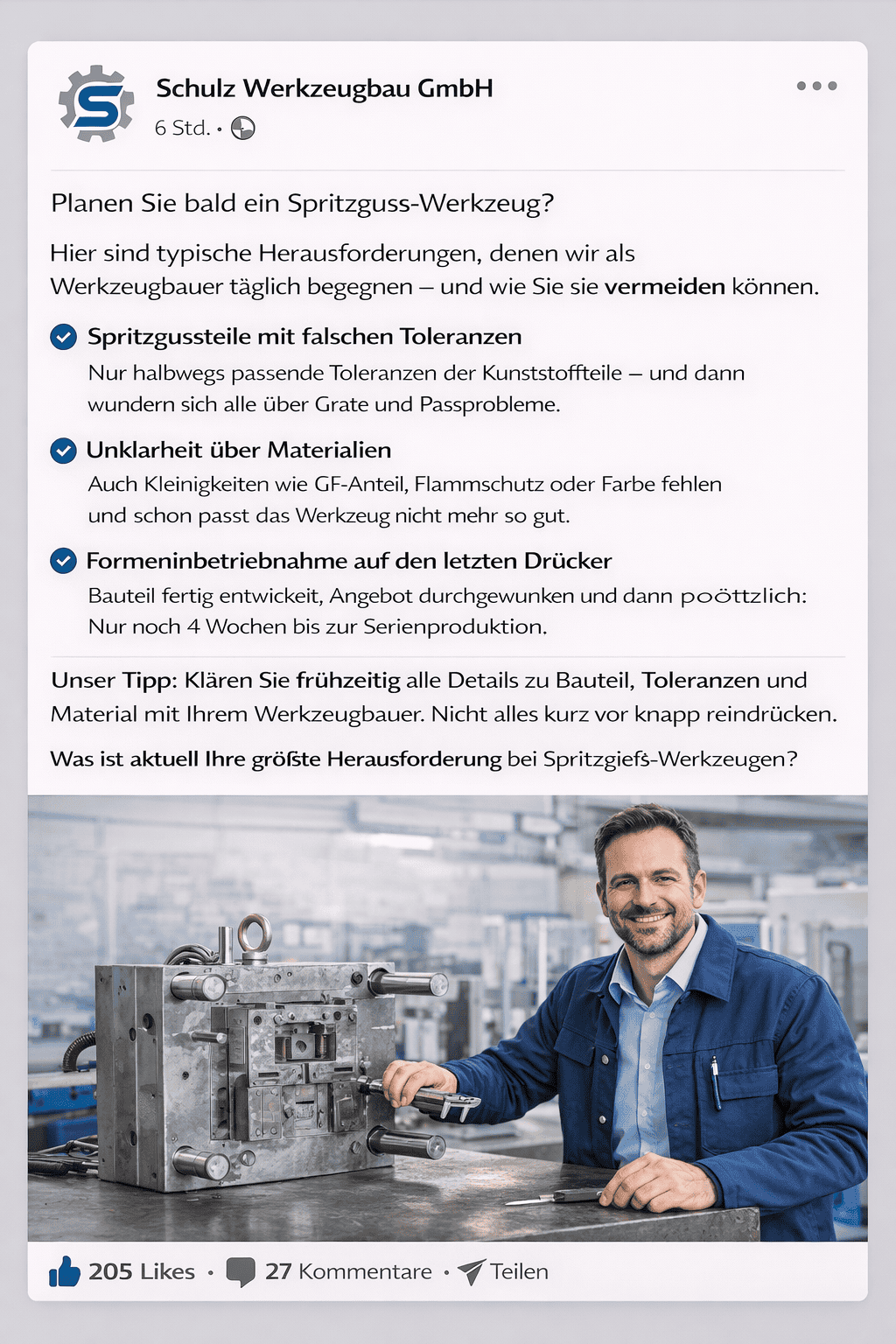 Ein lächelnder Mann in einer blauen Jacke sitzt an einem Schreibtisch in einer Werkstatt mit Metallwerkzeugen und Spritzgießmaschinen. Hinter ihm stehen Industriemaschinen, und im Hintergrund ist ein Whiteboard mit technischen Diagrammen zu sehen.