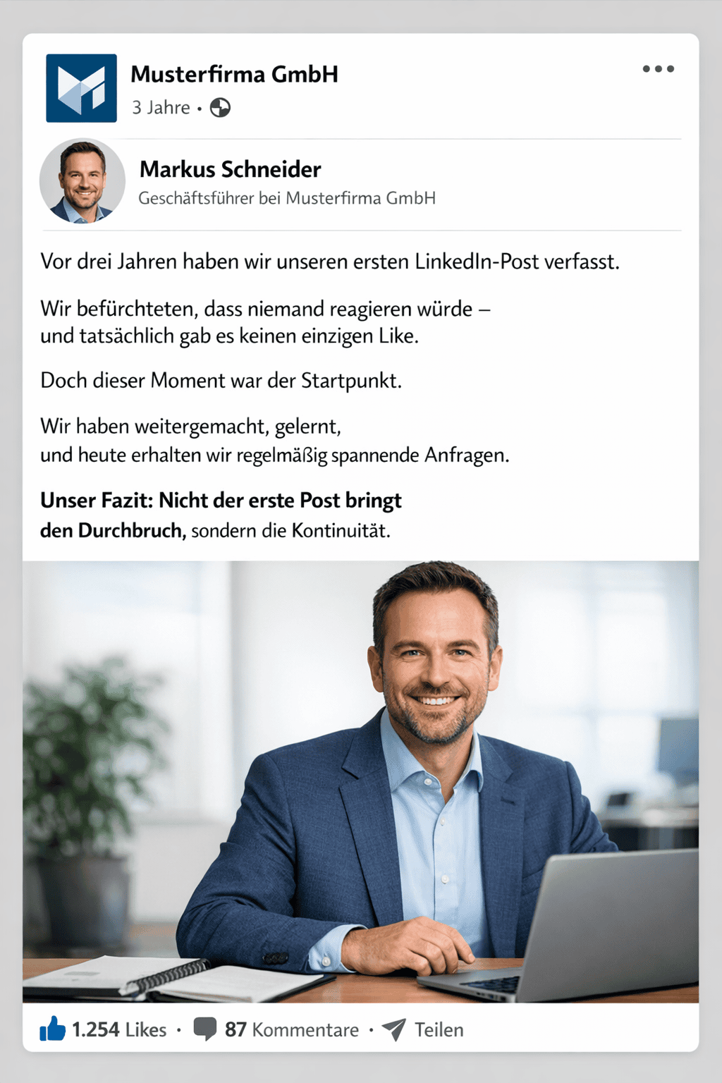 Ein LinkedIn-Posting zeigt einen lächelnden Mann im Anzug, der an einem Schreibtisch mit einem Laptop sitzt. Über ihm steht ein Beitrag mit geschäftlichen Ratschlägen auf Deutsch von Markus Schneider, Geschäftsführer bei der Musterfirma GmbH, in dem das Durchhaltevermögen hervorgehoben wird.