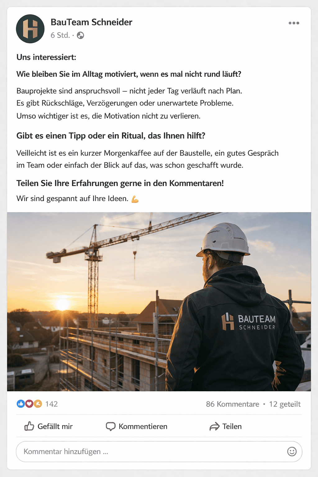 Ein Mann mit Schutzhelm und BauTeam Schneider-Jacke steht auf einer Baustelle und blickt auf einen Baukran bei Sonnenaufgang. Im Vordergrund ist der Rücken des Mannes zu sehen, im Hintergrund befinden sich Baustellen und Gebäude.