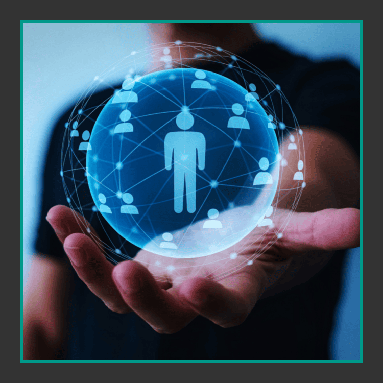 Eine Person hält ihre Hand mit einer leuchtenden digitalen Kugel darüber, die ein zentrales menschliches Symbol und damit verbundene kleinere Benutzersymbole enthält, die Vernetzung oder soziale Verbindungen symbolisieren.