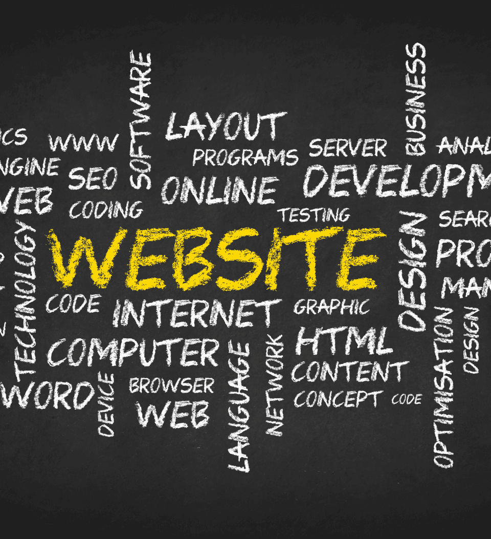 Das Wort "WEBSITE" in fetter gelber Kreide ist von verwandten Begriffen wie INTERNET, DESIGN, HTML, SEO und BUSINESS umgeben, die mit weißer Kreide auf einen Tafelhintergrund geschrieben sind.