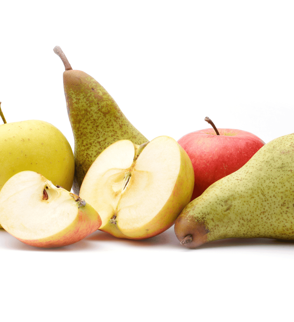 Eine Gruppe frischer Früchte, darunter zwei ganze Birnen, ein ganzer roter Apfel, ein ganzer gelber Apfel und zwei Apfelhälften, angeordnet auf einem weißen Hintergrund.
