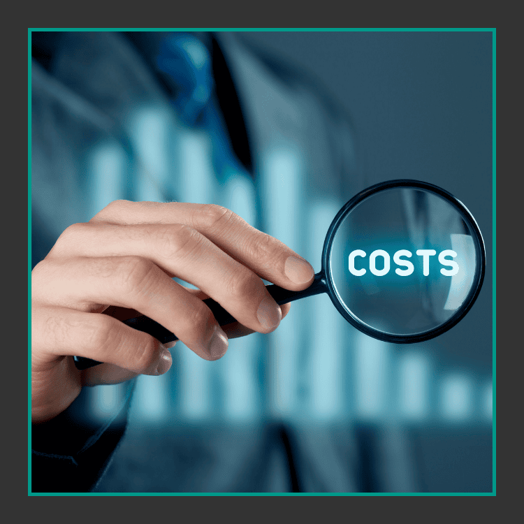 Eine Person im Anzug hält ein Vergrößerungsglas in der Hand und konzentriert sich auf das Wort "COSTS" mit einer unscharfen Grafik im Hintergrund, die eine Analyse oder Prüfung der finanziellen Ausgaben symbolisiert.